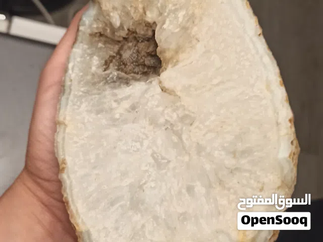 حجر كوارتز طبيعي تحفة جيولوجية  مميزة