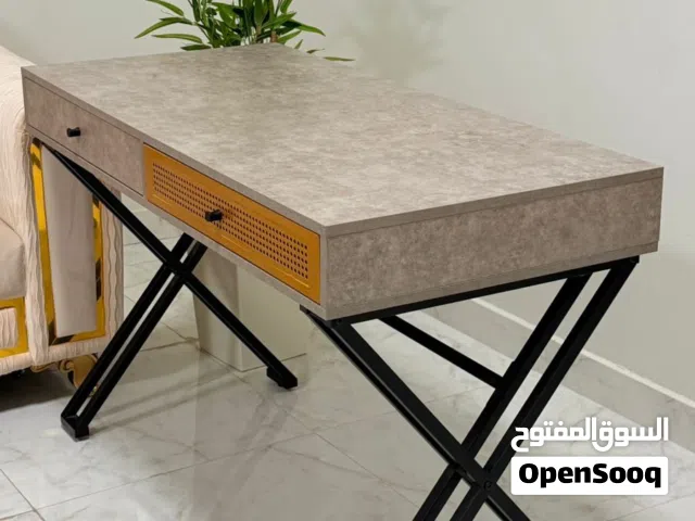 طاولة نظيفة جدا Table