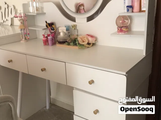 تسريحة وكرسي ب 100 دينار