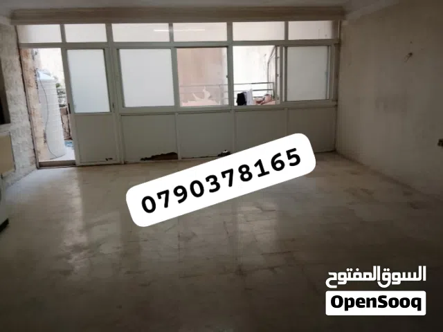 شقه للايجار مع ترس مسكر ومفتوح للجادين الاتصال