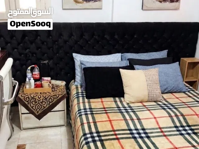 سرير اسود عرض مترين وله ظهر كابوتينيه منفصل عرضه 3 متر ونص