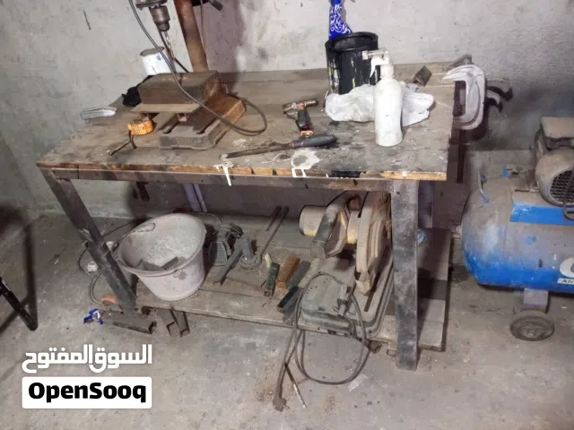 طاولة حديد ووخشب   بعجل تتحرك بعرض 70س وطاول متر تمشي مع ورش سمكرة. ميكانيا . طاولة دورين مخدومة