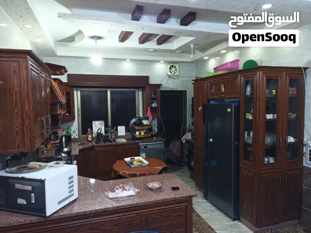 بيت مستقل للبيع مكون من 3 نوم احداها ماستر ومطبخ  وحمام عدد 3 وصالة وصالون واجهة حجر امامية وبئر ماء