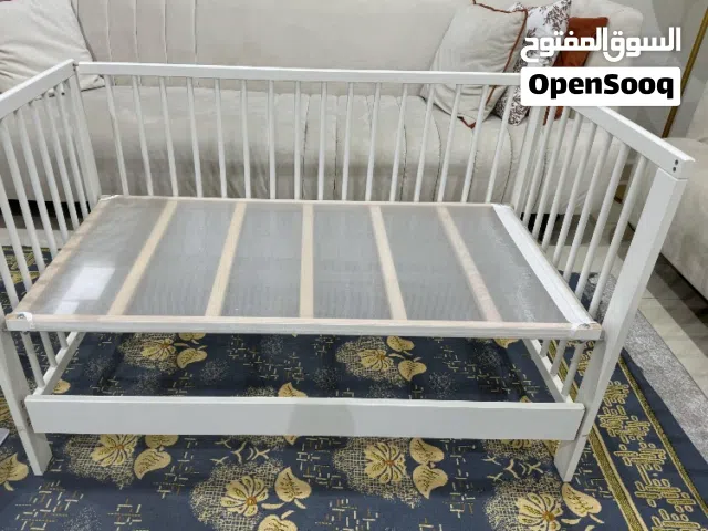 للبيع سرير اطفال نظيف جدا