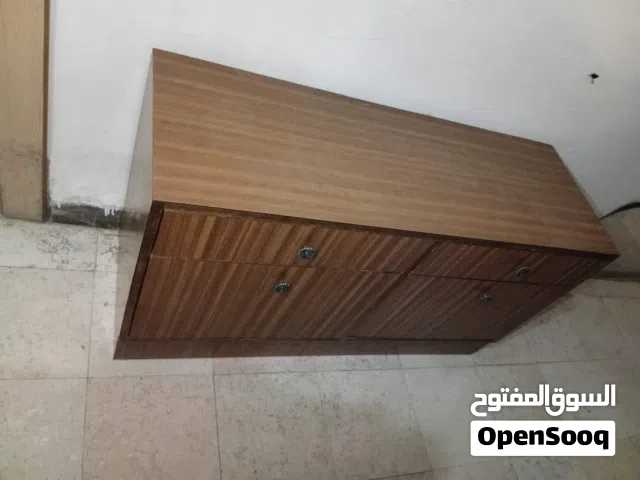 طاولة تلفزيون تحتوي على 4ادرج