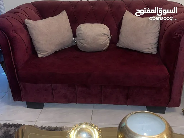 كنب للبيع خشب ممتاز بحالة الوكالة مش مقعود عليه نهائيا بسعر مغري موجود بالزرقا الجديده البتراوي