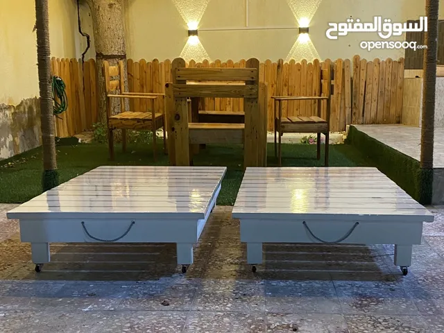 طاولات خشب في عمان على السوق المفتوح