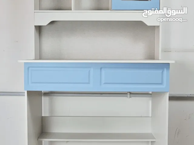 مكتب دراسي عملي مع رفوف للتخزين والتنظيم! يوفر لك مساحة مرتبة للمذاكرة والكتب والأدوات. الاكثر عملي