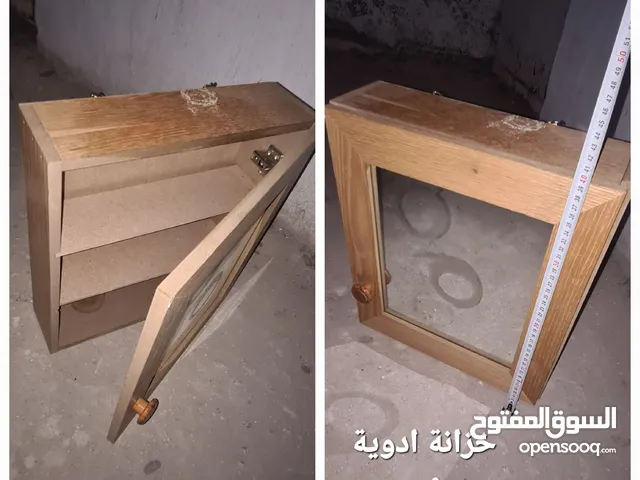 خزانة أدوية وارفف خشبية