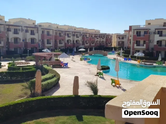 شاليه إيجار بقريه لاسرينا العين السخنه ثلاث غرف واثنين حمام على حمام السباحة مباشر دقيقه من البحر