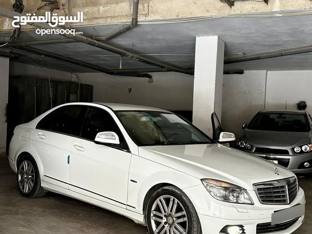 مرسيدس  C200 نظيف جدا و استخدام خفيف