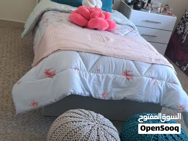 تخت مفرد للبيع مع فرشتو ممتاز جدا استعمال بسيط مع راسية جلد