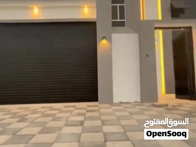ثلاث فلل راقيه العامرات مربع 5/2