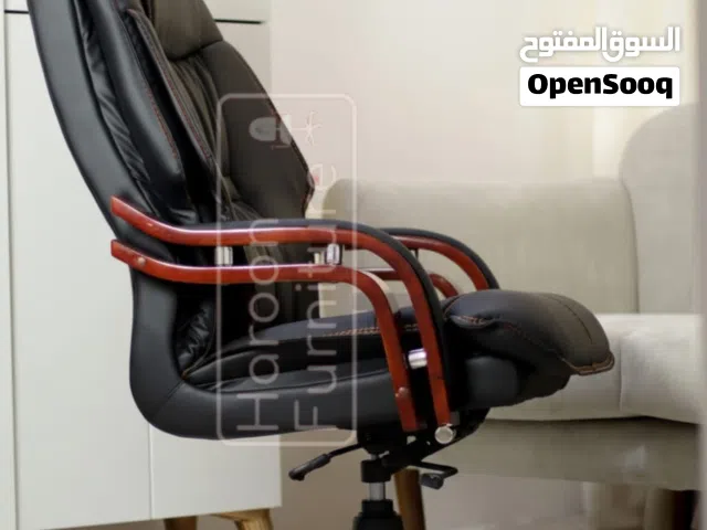 كرسي مدير جلد كامل فخامه وراحه وعريض وعالي الظهر مع قاعدة خشبية
