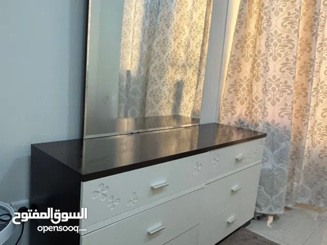 كومودينا عدد 2 وتسريحه عدد 1 من هوم سنتر وتخت مع فرشه من ايكيا وطاوله تلفزيون السعر 1100