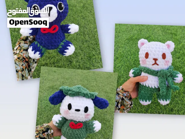 تحف كروشيه يدوية بالكامل من قلب عمان. دمى كيوت، ميداليات مرحة، وباكيهات ورود دائمة