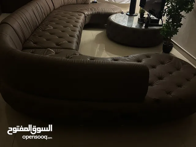 كنب مع طاولته
