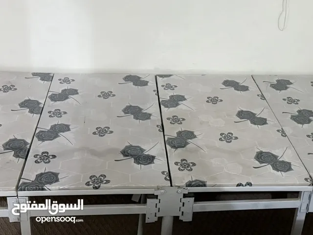 سرير متنقل وكرسي بلاستيك
