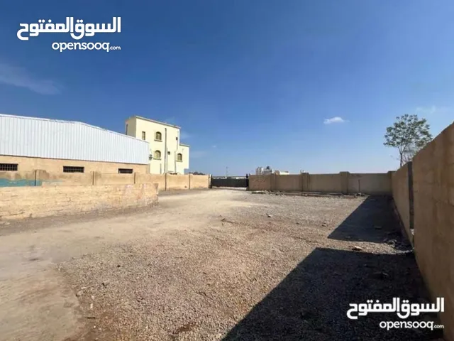 ارض صناعية مسورة مساحتها 1200م2 تصلح كجراج او مخزن او ورشة (حدادة/نجارة) او بيع المواد الصحية