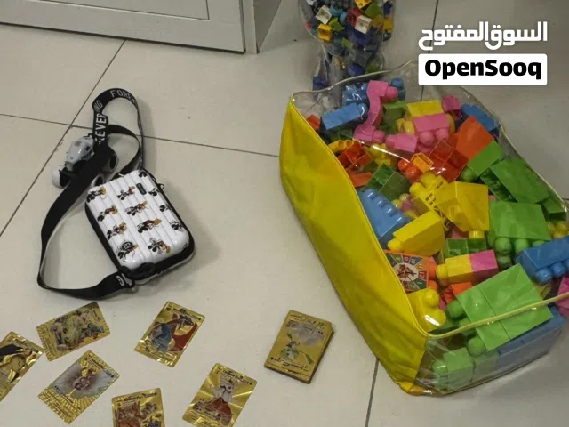 مجموعة ألعاب أطفال متنوعة (مكعبات بناء + حقيبة صغيرة + بطاقات ذهبية)