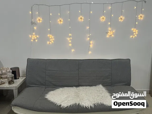 كنبات وطاولة بلاستيك كبيرة