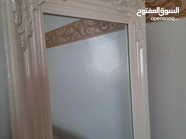 Miroir blanc avec pied en bon état, presque neuf, mesure 1m77/44, prix très raisonnable par rapport