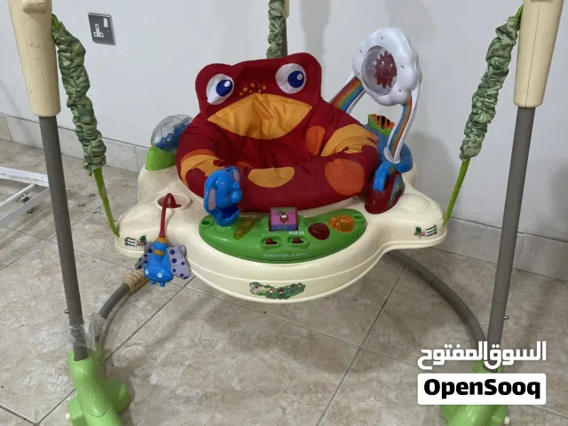 مقعد طفل مزود بألعاب تسلية وقاعدة متحركة كل اتجاه بحالة ممتازة