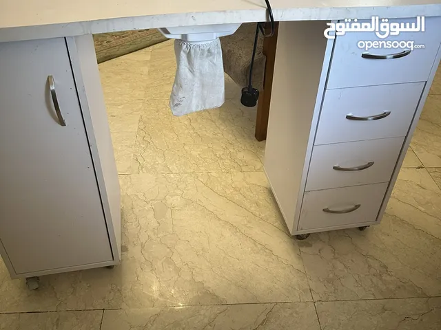 طاولة مانيكير مع فتحة مجفف