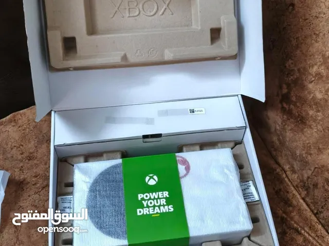 للبيع Xbox Series S مع شاشة وملحقات كاملة – نظيف جداً بنسبه 99٪