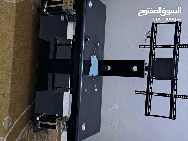 طاوله شاشة زجاجية سوداء لون غامق فخم معها علاقه للشاشه سعر قابل للتفاوض