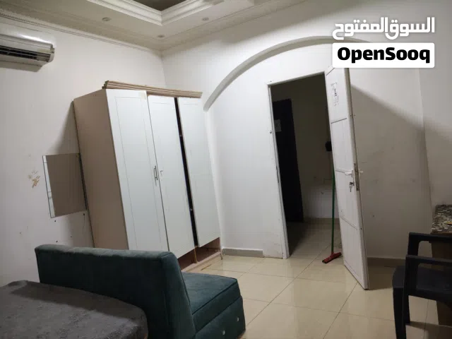 غرفة وحمام بفيلا بالخوض التجاري خلف مطعم الهلال التركي مفروش جزئيا