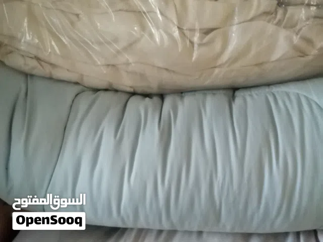 مسبل تخت عدد 2 بحالة ممتازة مع كفر فرشة ومخدتين للبيع بسعر 15 الاثنين التواصل واتس اب فقط
