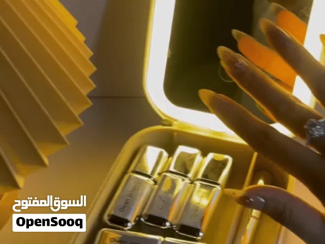 حافظة مكياج أنيقة بمرآة LED مدمجة  تنظيم مثالي لكل أدوات المكياج اليومية