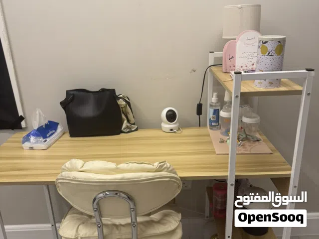مكتب للبيع مع الكرسي