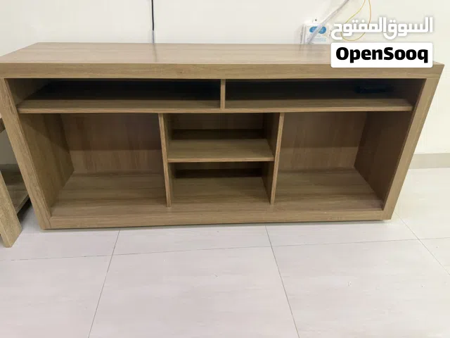 طاولتين للبيع وحده للتلفاز والثانيه طاوله جانبيه