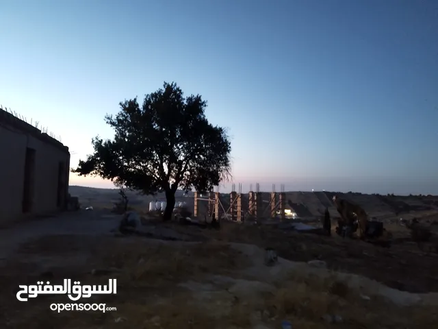 قطعة ارض واصله جميع الخدمات مطله من جميع الجهات يوجد فيها بئر ماء واصل كهرباء وشارع مزفت وقريبه