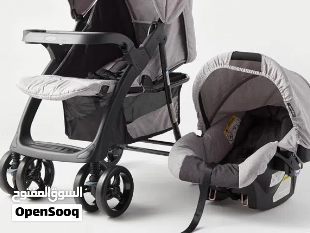 عربة الأطفال ومقعد سيارة للرضع في قطعة واحدة.