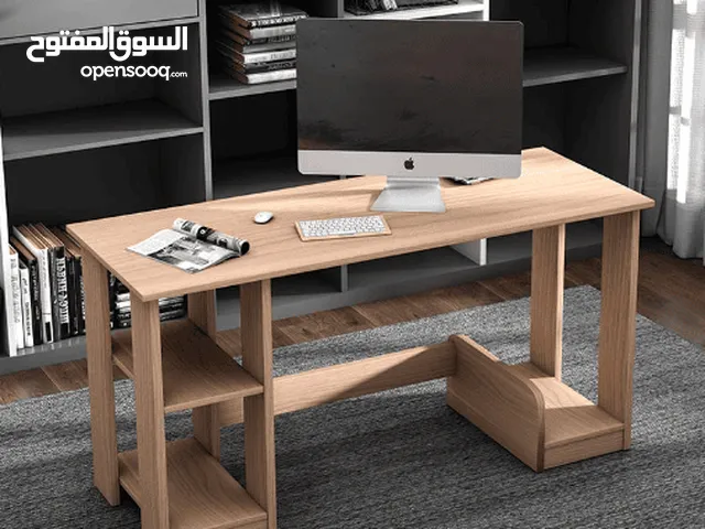 **ميز حاسبة خشبي صغير**  **المميزات:**  تصميم البسيط يجعله مناسبًا للاستخدام كمكتب كمبيوتر، او طاولة