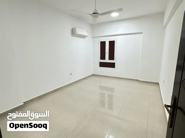 للايجار شقة جميلة بالخوض السادسة سكن لطلاب جامعة السلطان قابوس او الموظفين