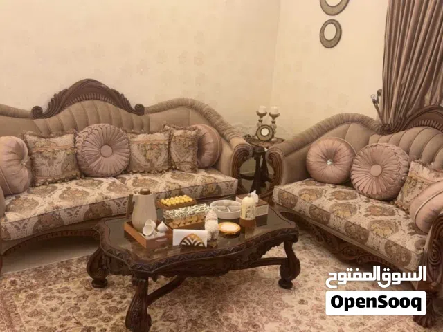 غرفة ملابس وكنب ضيوف وطاولة سفرة مع دولسوار