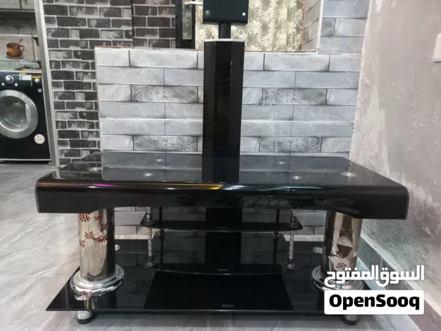 طاولة تلفزيون بحالة الوكالة  طاولة زجاج اسود  ديكور جميل  طاولة تلفزيون لون اسود طاولة داخلها اضاءة