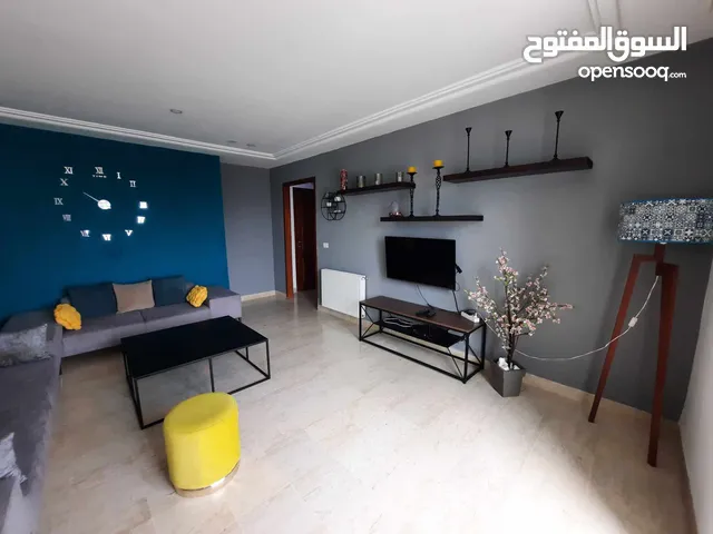 شقة مفروشة للايجار بالليلة صالة و2 غرف بإقامة نظيفة بحدايق العوينة تونس
