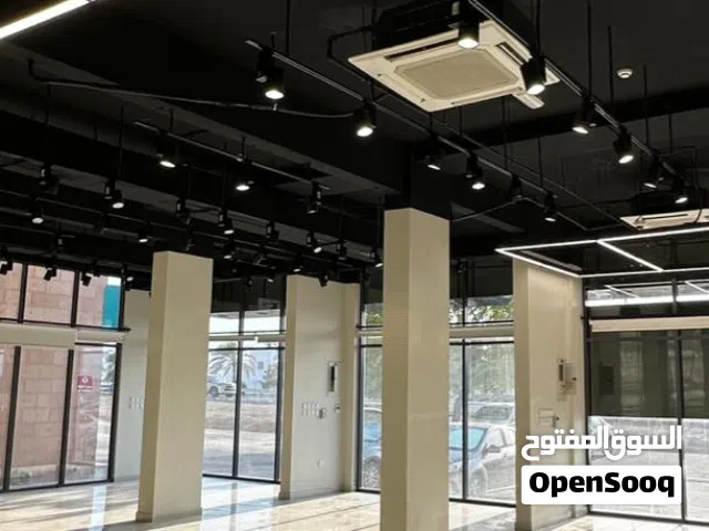 موقع مميز بناية جديدةٍ  محلات أو معرض كامل للإيجار مساحة 500 متر