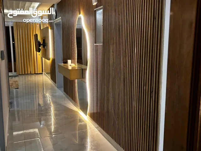 للبيع شقق راقيه في قلب صلاله 3 غرف وصاله مفروشه بالكامل للسكن او كاستثمار مربح
