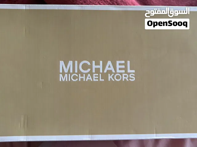 صندل مايكل كورس اسود فخم