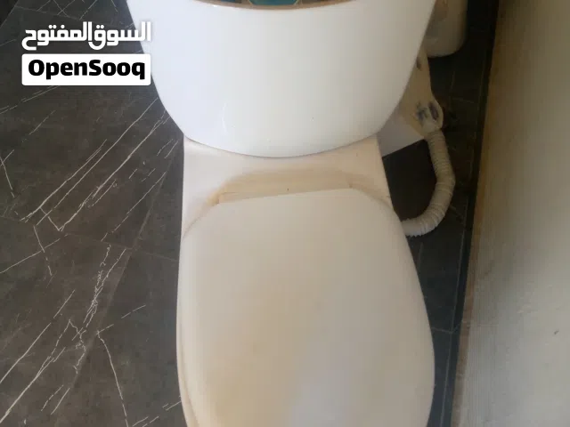 حمام فرنجي مع مغسلتين.