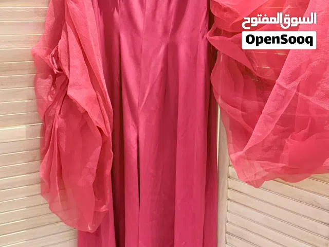 للبيع فساتين سهره راقيه واستعمال خفيف ومقاس مديم ولارج وسعر القطعه 6 فقط  اخره كامره ضالمه موديل وال