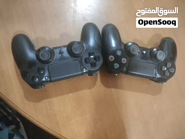 زوز يدات بليستيشن 4 استمعال نضيف ووحدة منهم من برا ووحدة جاية مع البليستيشن اصلية