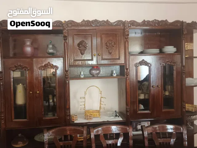 للبيع بوفيه خشب ثقيل بحالة ممتازة، مناسب لغرفة السفرة أو الصالة.