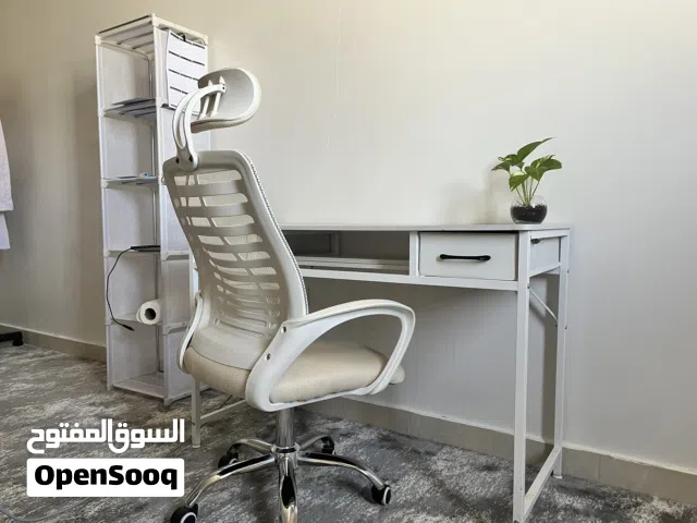 مكتب ابيض مناسب للعمل والدراسة